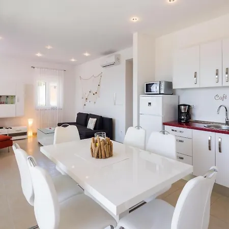 Modern Eingerichtete Ferienwohnung Mit Panoramablick Auf Das Meer - B43789