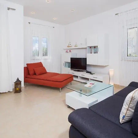 Modern Eingerichtete Ferienwohnung Mit Panoramablick Auf Das Meer - B43789 *