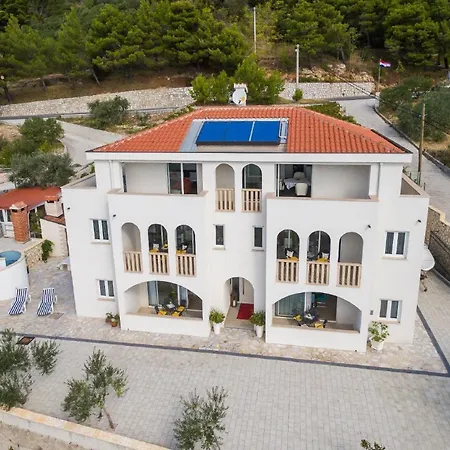 Modern Eingerichtete Ferienwohnung Mit Panoramablick Auf Das Meer - B43789 *